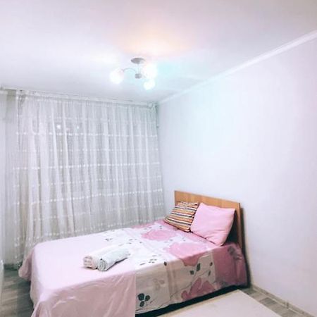 Ferienwohnung 2 Комн Квартира На Новой Площади Almaty Exterior foto