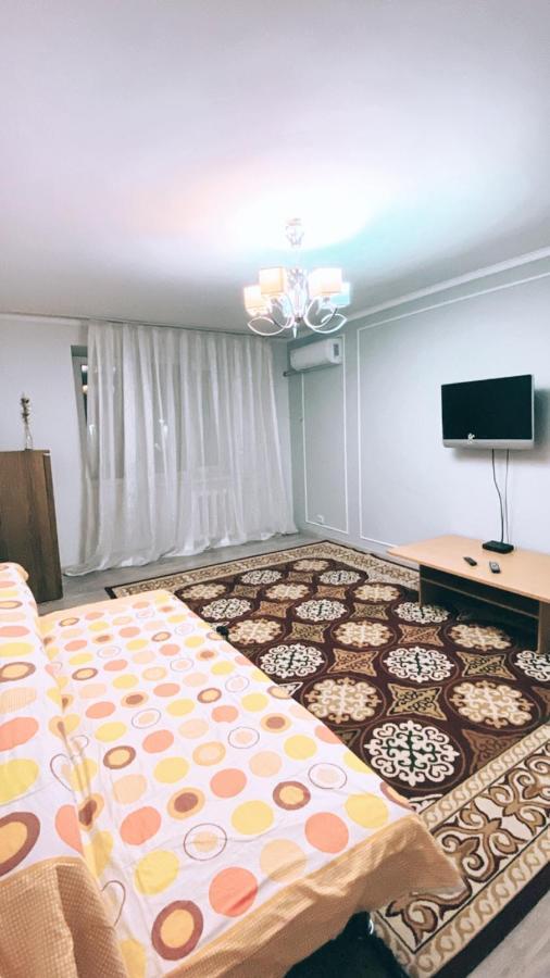 Ferienwohnung 2 Комн Квартира На Новой Площади Almaty Exterior foto